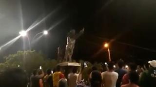 Opositores a Evo Morales derriban estatua de Hugo Chávez en protesta por resultados electorales [VIDEO]