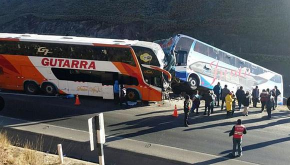 Así quedaron los buses tras violento choque en La Oroya. (Andina)