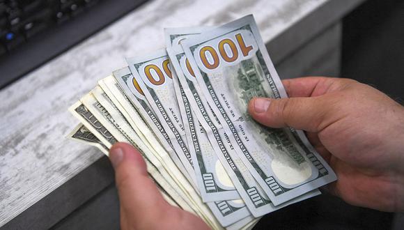 El dólar cerró a la baja el martes. (Foto: AFP)