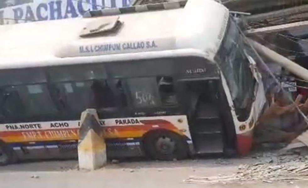 Un bus de transporte público impactó contra el mercado Pachacútec, ubicado en el distrito de Ventanilla (Callao). (Foto: Facebook/Prensa Chalaca)