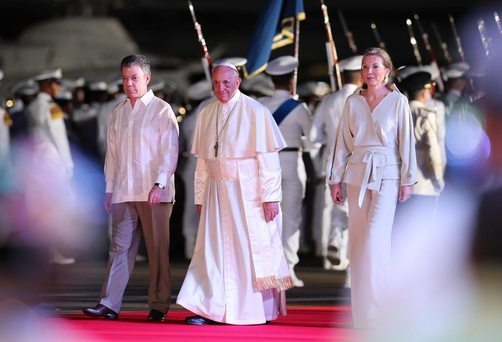 El papa Francisco se despide de Colombia acompañado por el presidente Juan Manuel Santos y la primera dama. (EFE)