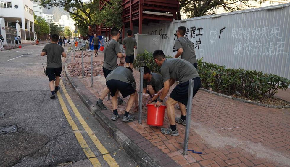 Hong Kong: Inusual despliegue de soldados chinos para limpiar las calles de la excolonia británica. (Foto: AFP)