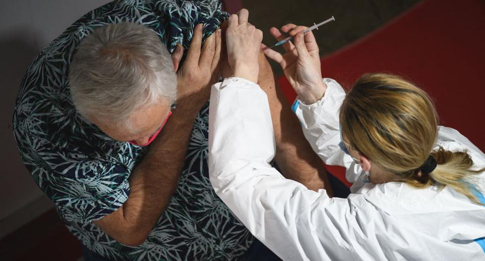 Un trabajador médico serbio administra una dosis de la vacuna Oxford-AstraZeneca en el centro de ferias de Belgrado, el 19 de marzo de 2021. (Andrej ISAKOVIC / AFP).
