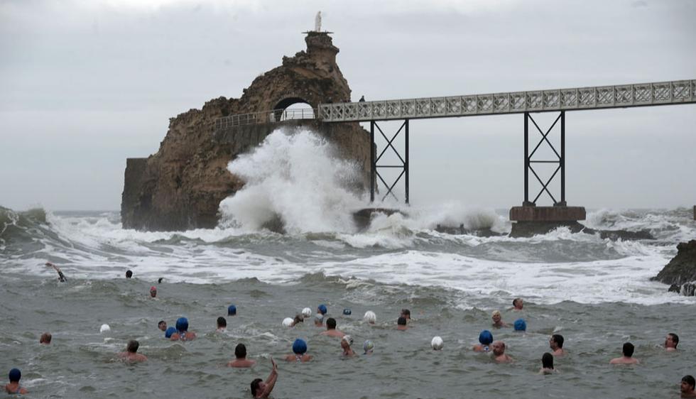 Decenas entran al mar en Francia. (AFP)
