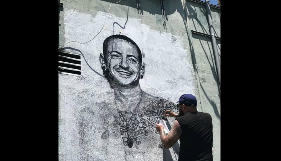 El cantante de Linkin Park recibió uno de las más grandes muestras de afecto al ser retratado en una pared de un restaurante (Instagram)