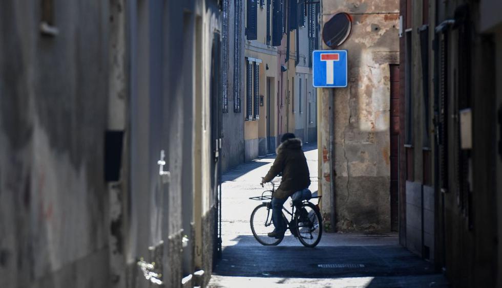 Los 60 millones de italianos obligados a un largo e inédito aislamiento cuentan con un manual para la rutina diaria en el que se recomienda abandonar la vida social, pero sí se permite correr en solitario o pasear con el perro. (AFP).