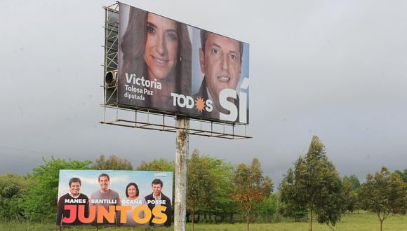 Vista de una valla de publicidad electoral para las elecciones legislativas 2021 en Buenos Aires, Argentina. (Foto: EFE/ Enrique Garcia Medina)