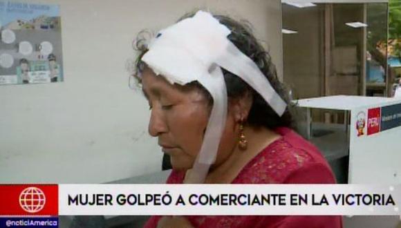 Video muestra cómo una mujer usa un palo de madera para atacar a la anciana. (Foto: Captura América Noticias)