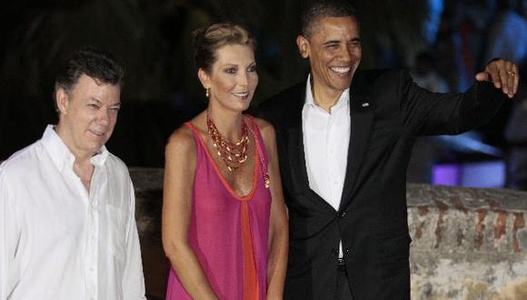 Obama fue recibido anoche por la pareja presidencial colombiana. (AP)