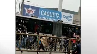 Metropolitano: humo en bus genera pánico y pasajeros escapan en Av. Caquetá 