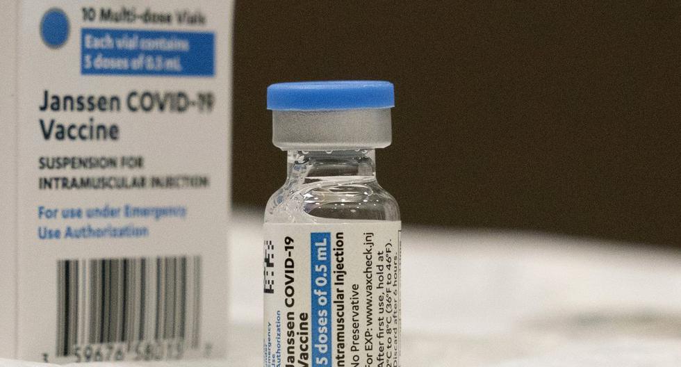 En esta fotografía de archivo del 3 de marzo de 2021, se muestra un frasco de la vacuna COVID-19 de Johnson & Johnson en el Hospital de la Universidad de South Shore en Bay Shore, Nueva York.  (AP/Mark Lennihan).