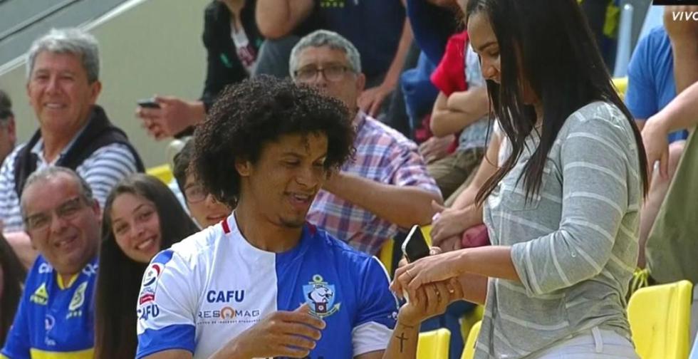 Eduard Bello le matrimonio a su novia en pleno partido entre Everton vs. Antofagasta. (Captura CDF)