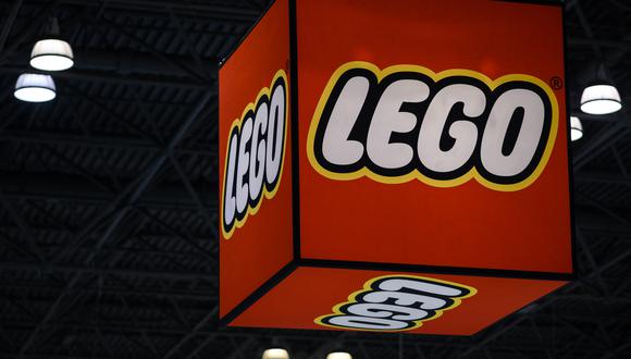 Se muestra un logotipo de Lego durante la Feria anual del Juguete de Nueva York, en el Centro de Convenciones Jacob K Javits en la ciudad de Nueva York. (Foto de Johannes EISELE / AFP)
