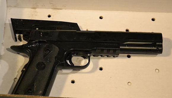 El arma era una réplica de una airsoft, parecida a una pistola semiautomática. (Cleveland.com)