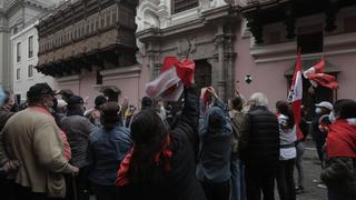 Ciudadanos realizan plantón contra Héctor Béjar en la sede de la Cancillería