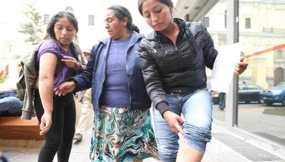 DENUNCIAN ABUSO. Hermanas de joven universitario muestran las heridas que les habrían dejado los agentes. (Martín Pauca)