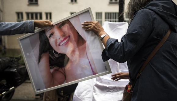 La gente se reúne para rendir homenaje a Vanesa Campos, una trabajadora sexual transexual de 36 años que fue asesinada la noche del 16 al 17 de agosto en el Bois de Boulogne, en el distrito de Pigalle en París, el 29 de agosto de 2018. (Foto: Lionel BONAVENTURE / AFP)