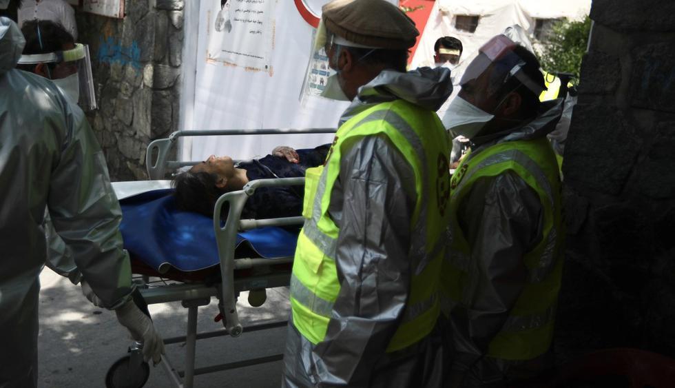 Una mujer afgana es llevada a un hospital de emergencia para recibir tratamiento médico después de ser herida durante un ataque en una clínica de MSF (Médicos sin Fronteras) en Kabul. (EFE/EPA/JAWAD JALALI).