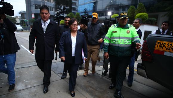 La abogada María Caruajulca acude a la sede de la Procuraduría General del Estado con policías. (Foto:  Giancarlo Avila  @photo.gec)