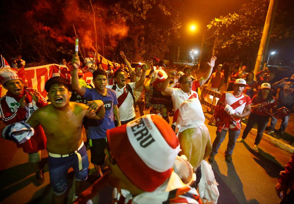 Hinchas incondicionales realizan banderazo previo al encuentro entre Perú y Uruguay por la Copa América. (Francisco Neyra)