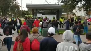 Cadena humana intentó que policías no sufran agresiones en Bogotá [FOTOS y VIDEO]