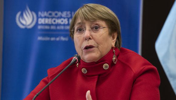 La Alta Comisionada de las Naciones Unidas para los Derechos Humanos, la expresidenta chilena Michelle Bachelet, gesticula mientras habla durante una conferencia de prensa en Lima al término de su visita oficial de tres días a Perú. (Foto de Cris BOURONCLE / AFP)