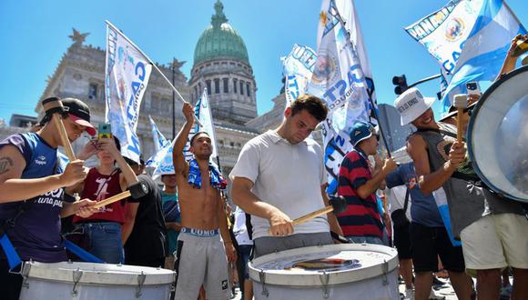 Personas se movilizan durante una protesta convocada por la Confederación General del Trabajo hoy, en Buenos Aires (Argentina) | Foto:  EFE/ Enrique Garcia Medina