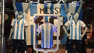 Hinchas argentinos ansiosos por la nueva camiseta de la selección con la tercera estrella