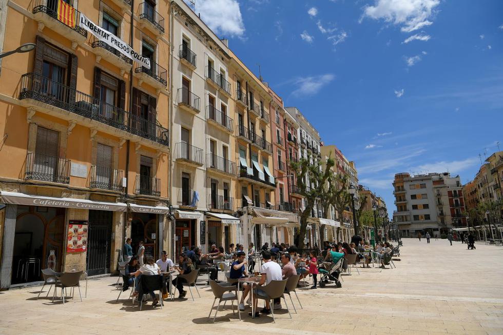 La gente se sienta en las terrazas de los restaurantes en Tarragona el 11 de mayo de 2020 mientras España alivia su estricto cierre en ciertas regiones. (Foto: AFP/Lluis Gene)