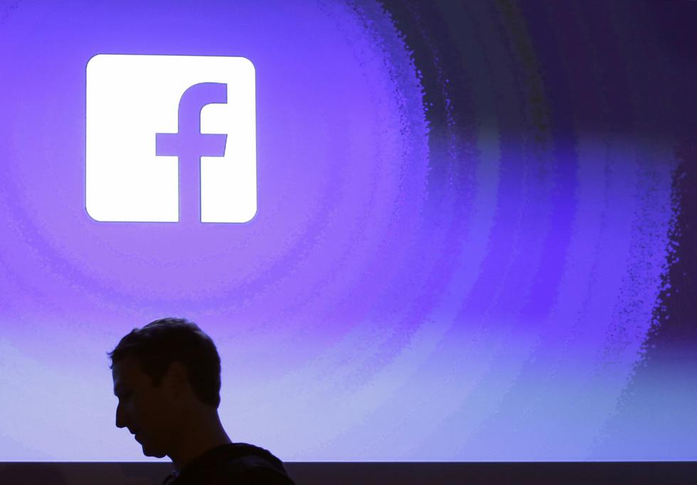 El valor comercial de Facebook cayó estrepitosamente después de que se destapó el escándalo. (AP)