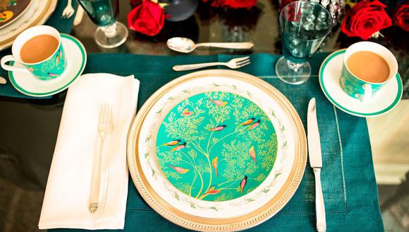 El blanco, beige o crema, funcionan muy bien como base para la decoración de una mesa navideña.  (Foto: La Página de Grace)