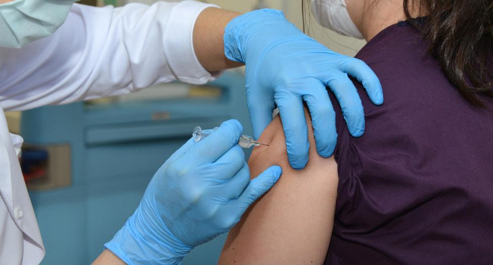 El director de Sinovac para Sudamérica, Xing Han, subrayó que "todos los test apuntan hacia la eficacia de la vacuna". Un trabajador médico es visto inyectando una vacuna contra el coronavirus a un colega. (EFE/EPA/HACETTEPE UNIVERSITY HOSPITAL).