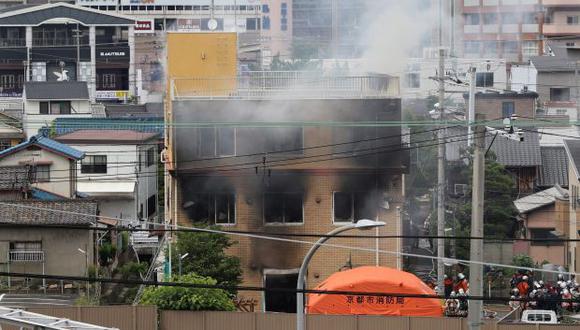 El humo blanco se elevó desde un edificio de tres pisos de Kyoto Animation en Tokio, Japón occidental, el 18 de julio de 2019. (Foto: EFE)