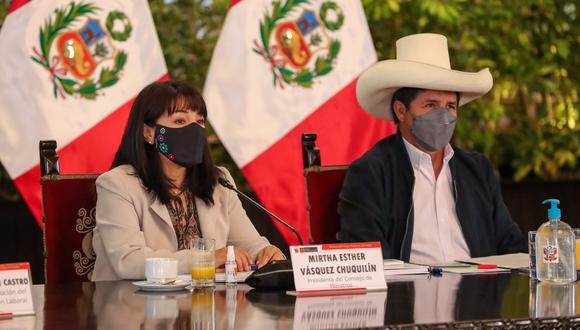 Mirtha Vásquez y Pedro Castillo firman la resolución que nombra al nuevo subsecretario general del Despacho Presidencial. Foto: PCM