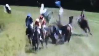 VIDEO: Brutal choque de dos caballos en Hamburgo