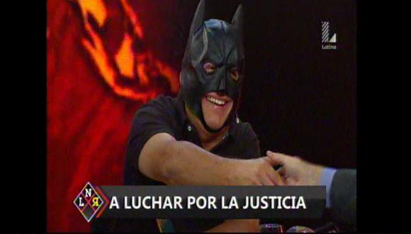 Daniel Urresti se colocó máscara de Batman durante programa La noticia rebelde. (Captura)