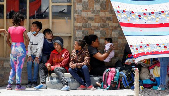 Migrantes venezolanos se reúnen luego de usar un cruce ilegal en la frontera con Bolivia en el área de Colchane, Chile. (REUTERS / Alex Diaz).