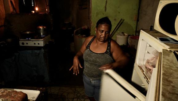 Una mujer se ve en su casa sin electricidad tras el paso del huracán Ian en La Habana el 29 de septiembre de 2022. (Foto de YAMIL LAGE / AFP)