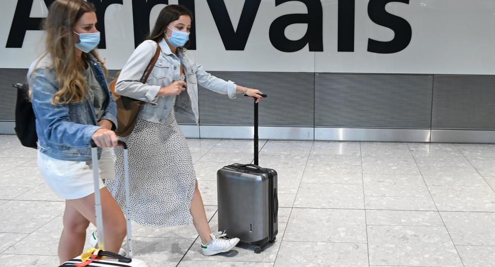 En esta foto de archivo tomada el 10 de julio de 2020, los pasajeros que llevan una máscara facial o se cubren debido a la pandemia de COVID-19, llegan al aeropuerto de Heathrow, al oeste de Londres. (AFP).