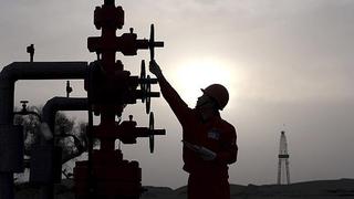 OPEP y Rusia acuerdan recorte de producción de crudo pese a presión de EE.UU.