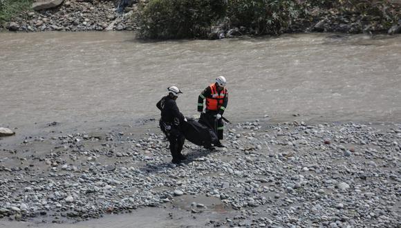Policía rescata el cuerpo de un joven  que cayo al río Rímac junto con su madre. (Foto: Anthony Niño de Guzmán/ @photo.gec)