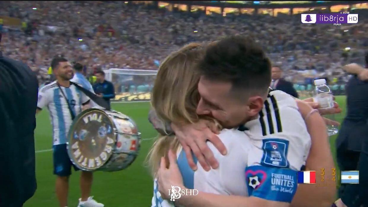 Messi recibiendo las felicitaciones de la madre de su mejor amigo, Sergio Agüero. De fondo, el propio 'Kun' festejando por todo lo alto. Foto: Twitter.