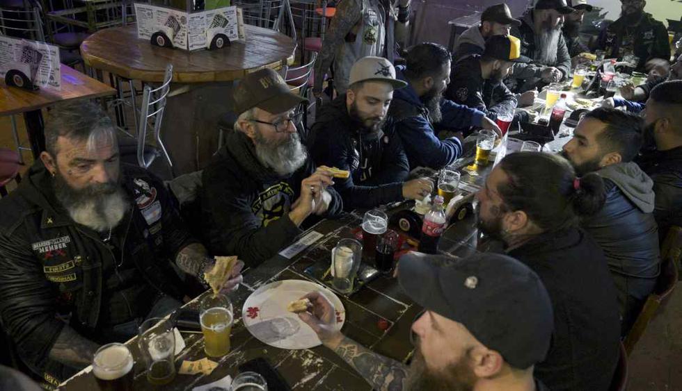 Los miembros de Bearded Villains Argentina, también conocidos como "Villanos del fin del mundo" comparten una comida después de su evento de caridad en Buenos Aires el 30 de mayo de 2019. (Foto: AFP)