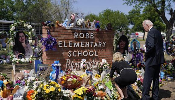 El presidente Joe Biden y la primera dama Jill Biden visitaron la Escuela Primaria Robb para presentar sus respetos a las víctimas del tiroteo masivo en Uvalde, Texas. (Foto AP/Evan Vucci).