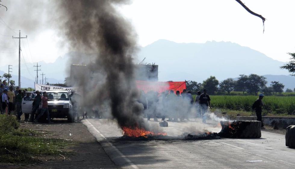 Obreros de la agroindustrial Pucalá bloquearon la vía que conduce al emporio, lo que generó la disputa con la Policía.