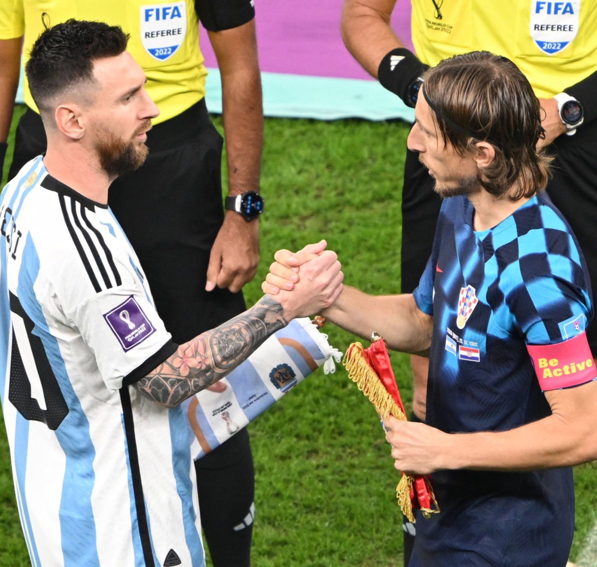 Lionel Messi y Luka Modric intercambian banderines antes del Argentina vs. Croacia. (Foto: EFE)