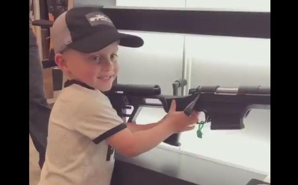 Niño de cuatro años experto en armas genera polémica en Estados Unidos. (Twitter/@_Kendalljones_)