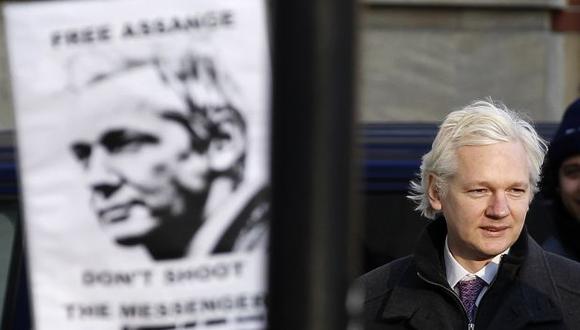 APOYO. Seguidores de Assange se manifestaron en las afueras de la embajada ecuatoriana en Londres. (Reurters)