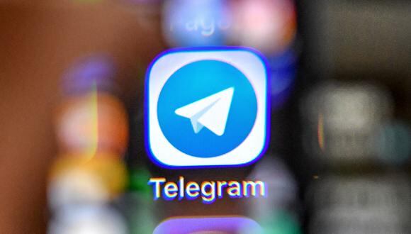 Imagen muestra el ícono de la popular aplicación de mensajería Telegram en la pantalla de un teléfono inteligente. (Foto: Yuri KADOBNOV / AFP)