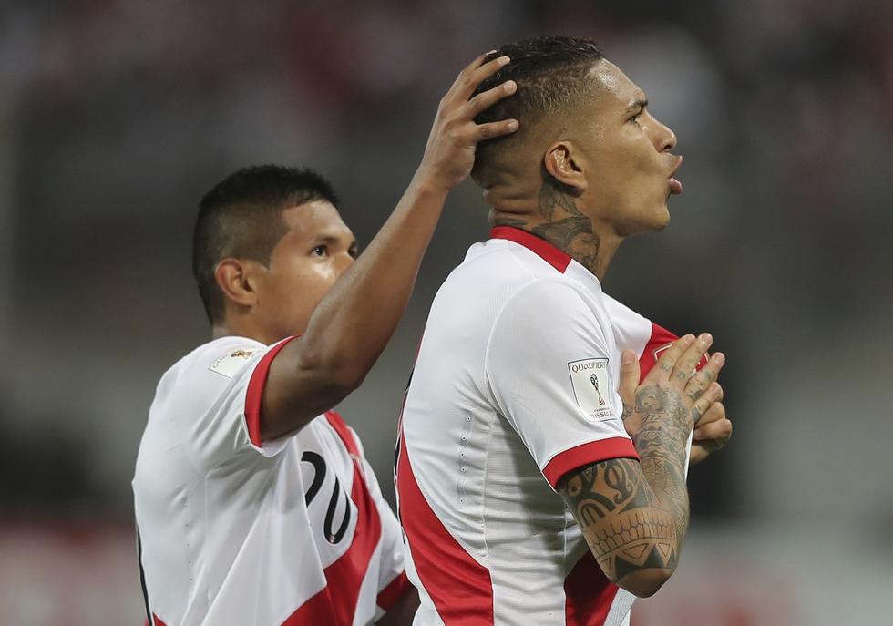 Perú derrotó 2-0 a Escocia con goles de Cueva y Farfán. (GETTY IMAGES)